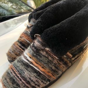 Brand new Lamo slippers size 8